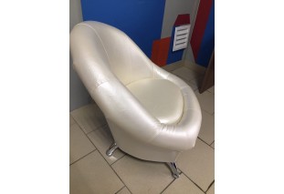 Пуфик № 2 на ножках белый металлик экокожа