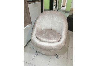 Пуфик № 2 на ножках бежевый велюр